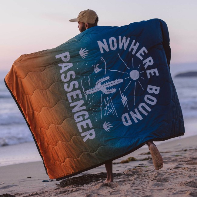 Passenger Exclusive Nomadic Recycled Towel Blanket Blue/Orange Fade