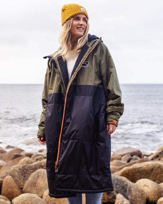 Passenger Exclusive Roaming Recycled Sherpa Lined Changing Robe Black/Khaki