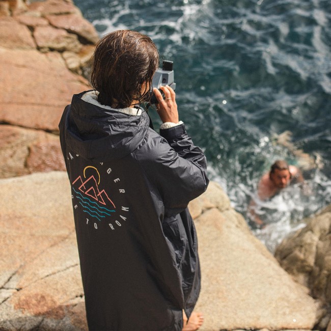 Passenger Exclusive Escapism Recycled Sherpa Lined Changing Robe Black